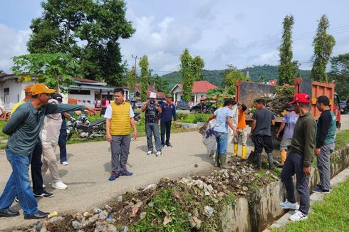 Agendakan Jumat Bersih, OPD Kolaka Timur dan Berbagai Pihak Kompak Bersihkan Kelurahan Rate-rate
