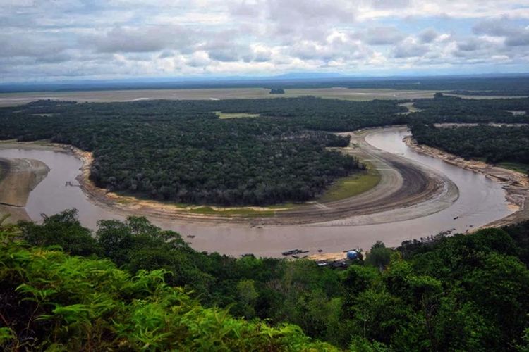 Sungai Kapuas, sungai terpanjang di Indonesia.