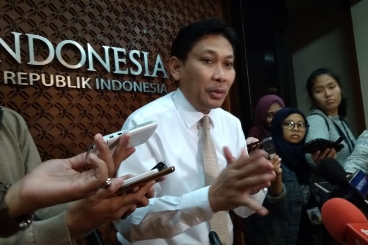Kepala Departemen Kebijakan Sistem Pembayaran BI Onny Wijanarko saat memberikan penjelasan kepada wartawan selepas media briefing di Gedung Bank Indonesia, Senin (7/5/2018).