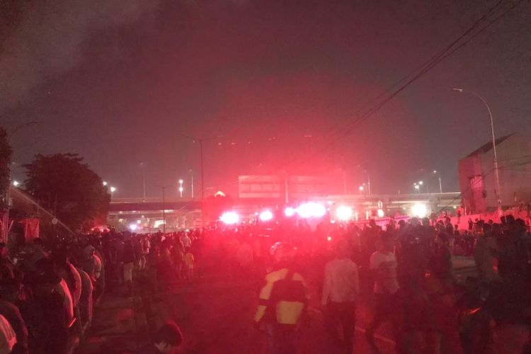 Arus lalu lintas di Jalan Jenderal Basuki Rahmat tepatnya di Kompleks Pasar Gembrong, Cipinang Muara Utara, Jatinegara, Jakarta Timur pada Minggu (24/4/2022) terputus akibat adanya kebakaran.