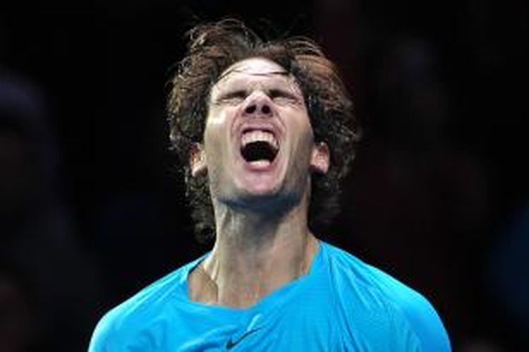 Petenis Spanyol, Rafael Nadal berteriak merayakan kemenangannya atas petenis Ceko, Tomas Berdych pada laga terakhirnya di Grup A ATP World Tour Finals, di O2 Arena, London, Jumat 99/11/2013). Nadal menang 6-4, 1-6, 6-3.