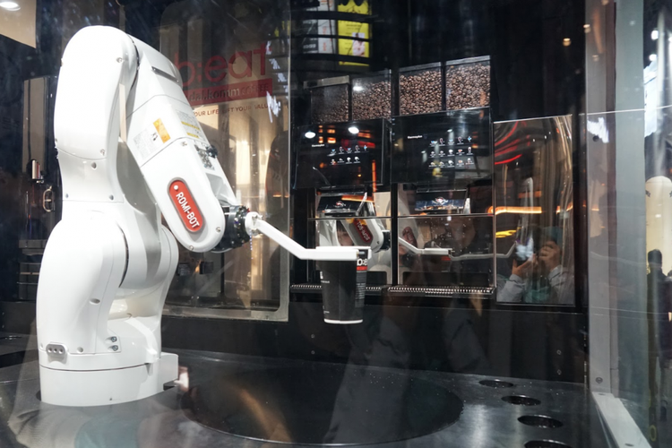 Dibuatkan kopi oleh robot di Seoul.