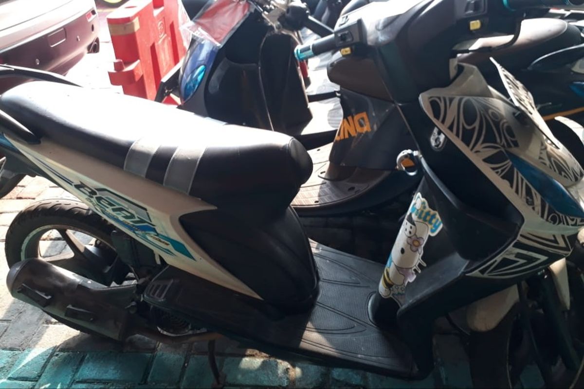 Barang bukti sepeda motor Honda Beat putih yang gagal di curi oleh pelaku pencurian motor (curanmor) pada Selasa (1/10/2019).