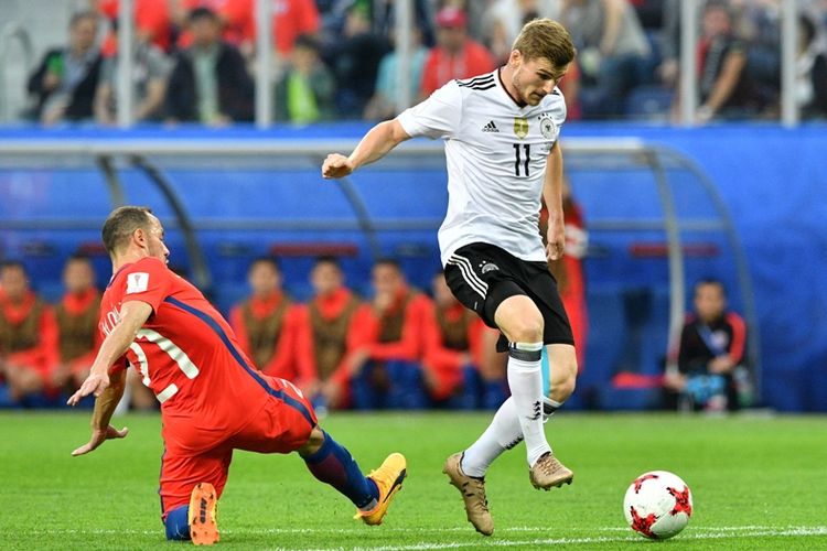 Gelandang Cile, Marcelo Diaz, gagal mengontrol bola sehingga si kulit bulat berhasil dicuri penyerang Jerman, Timo Werner, dalam laga final Piala Konfederasi di Stadion Saint Petersburg, Rusia, pada 2 Juli 2017.