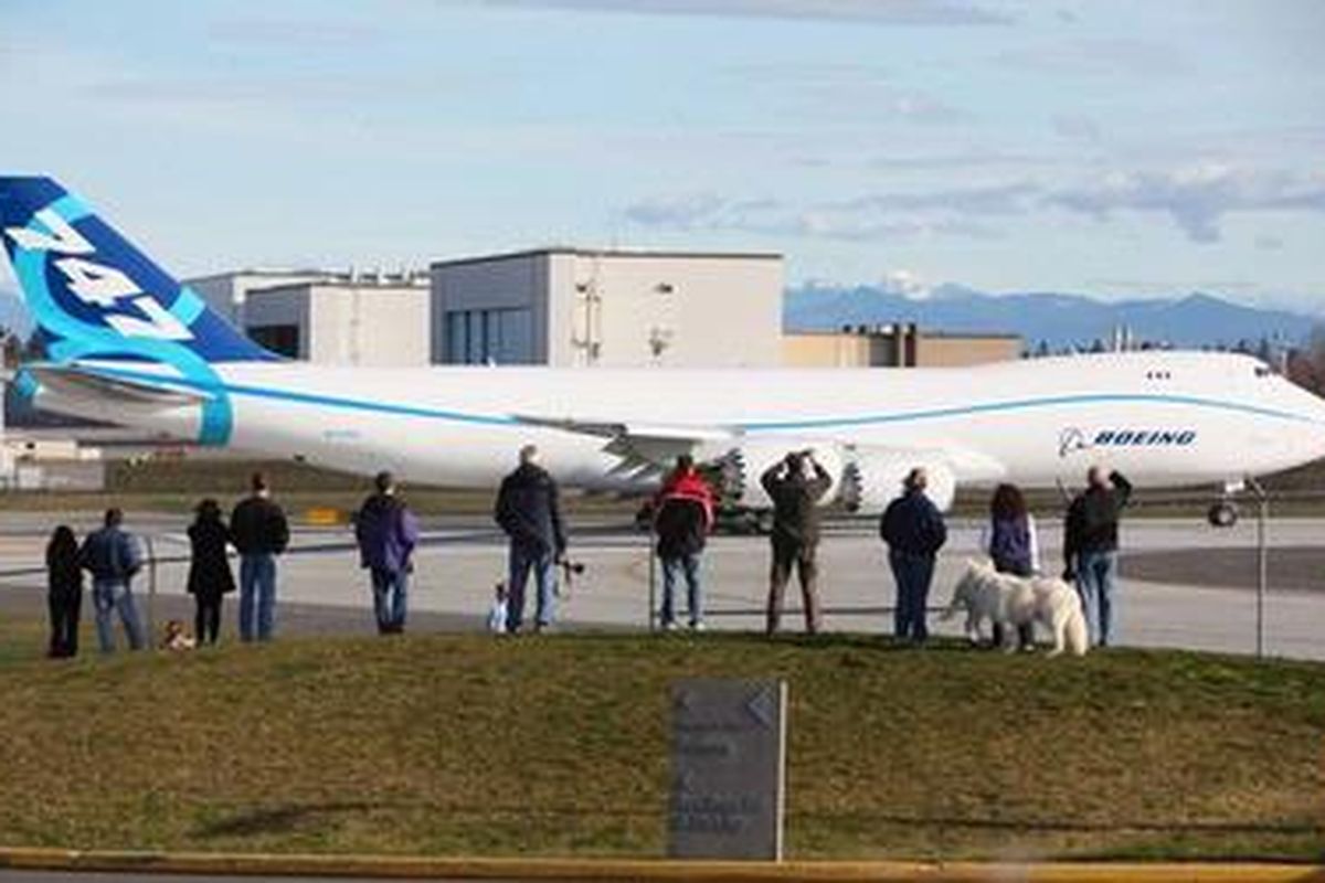 Beberapa orang menyaksikan pesawat angkut barang Boeing 747-8 di Paine Field, Everett, Washington, 6 Februari 2010 
