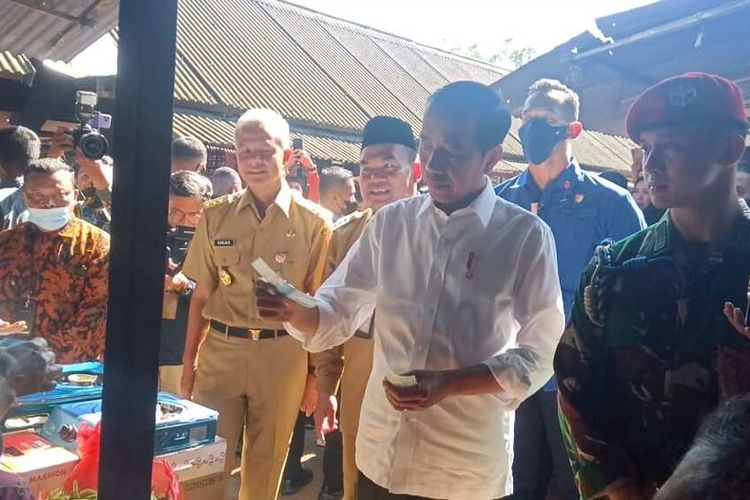 Presiden Joko Widodo membeli cabai di Pasar Menden, Kecamatan Kradenan, Kabupaten Blora, Jawa Tengah, Jumat (10/3/2023)
