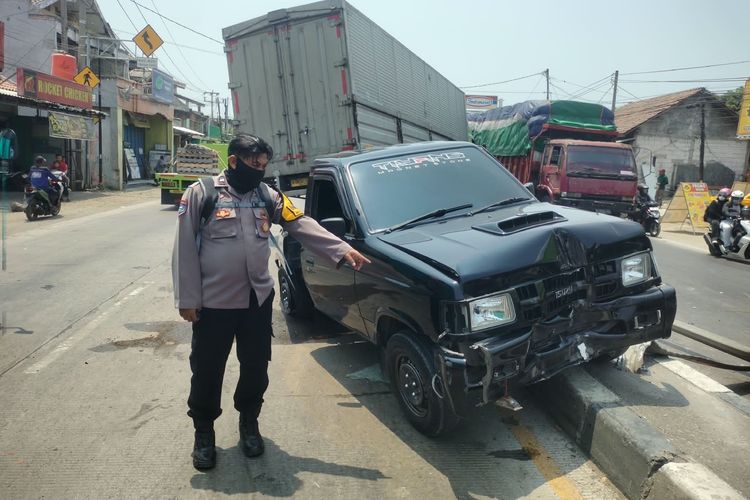 Truk Tronton Tabrak Pikap di Jalur Pantura Indramayu, Tiang PJU Roboh