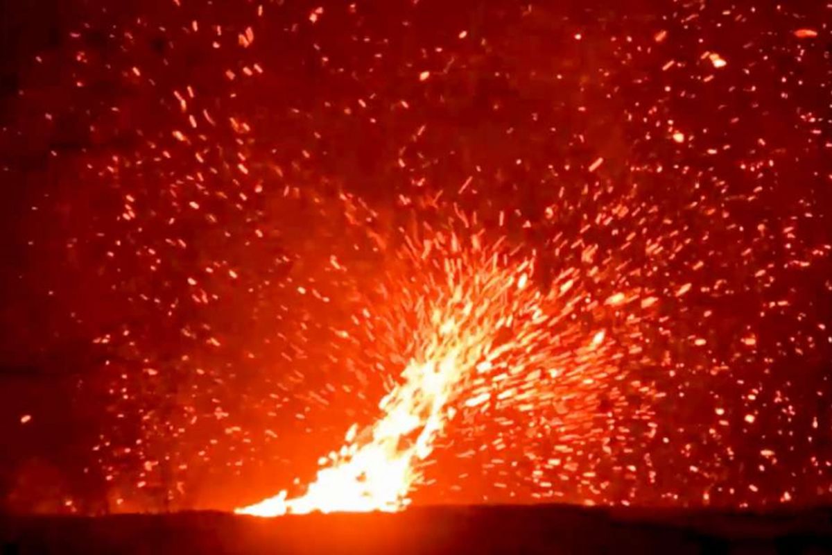 Pusaran angin di atas lava mengalir di Gunung Kilauea, Hawaii. 