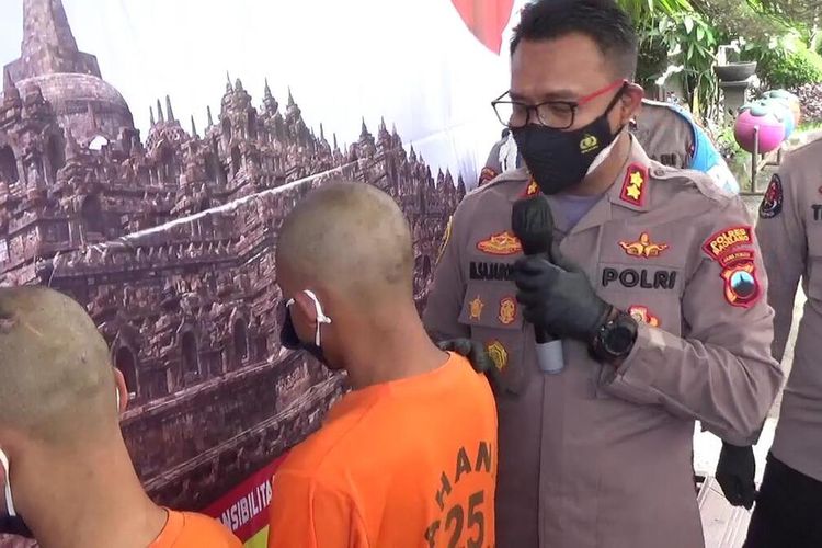 Dua dari tiga tersangka kasus pemerkosaan santriwati yang dihadirkan dalam gelar perkara di Mapolres Magelang, Jumat (14/1/2022).