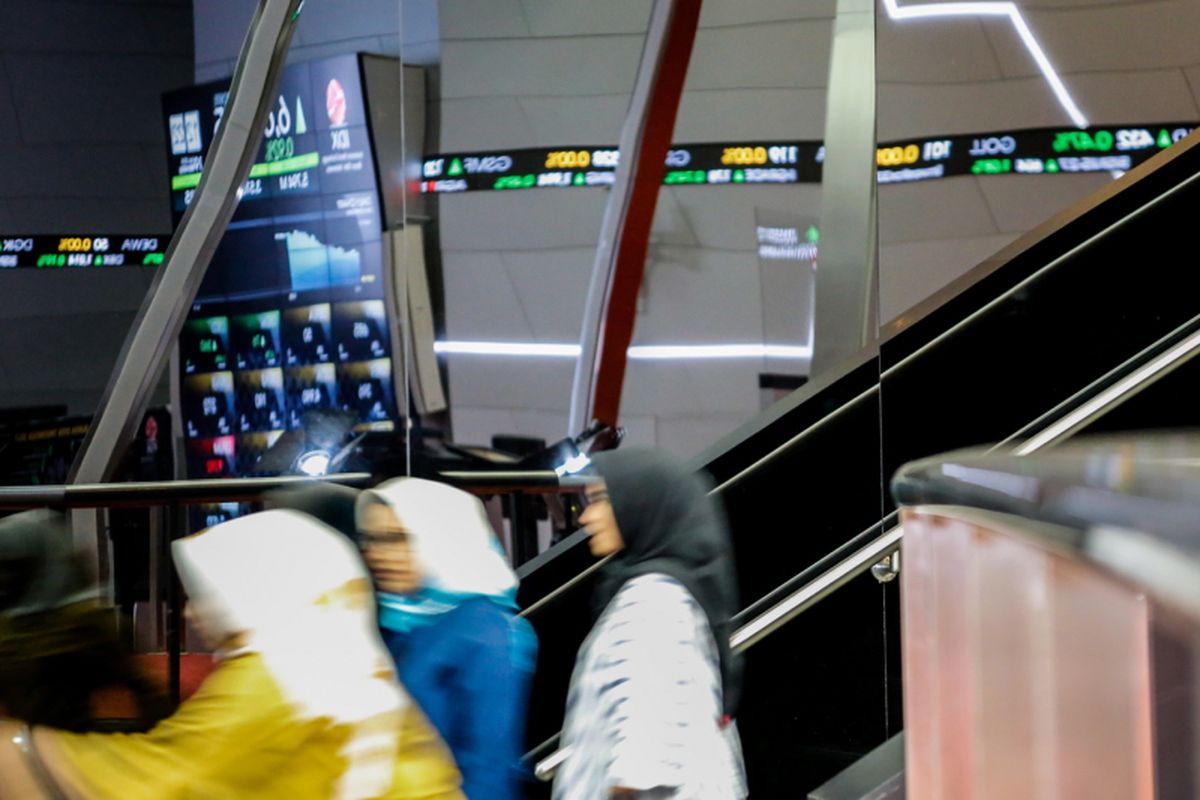 Suasana Pergerakan Indeks Harga Saham Gabungan (IHSG) di Bursa Efek Indonesia (BEI), Jakarta, Senin (19/2/2018). Pada pembukaan perdagangan awal pekan Indeks Harga Saham Gabungan (IHSG) di zona positif menguat naik 60,466 poin (0,92%) ke 6.652,049. 