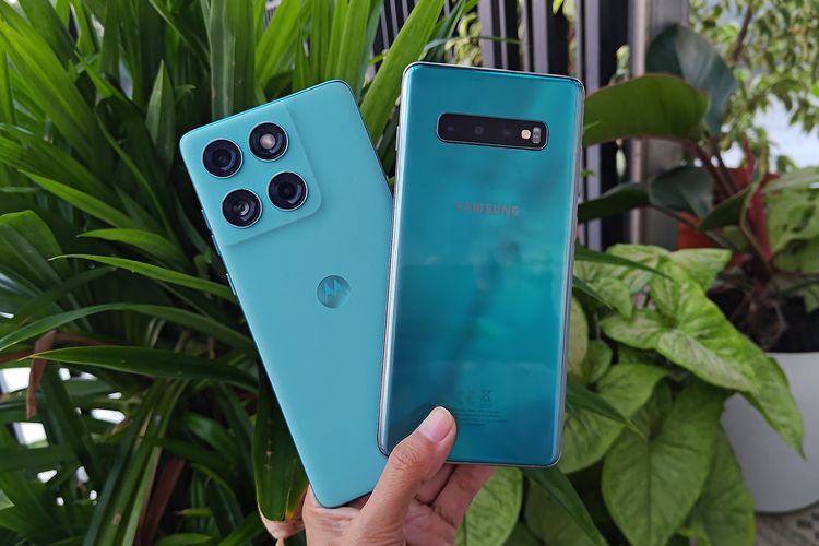 Kiri ke kanan: Motorola Edge 60 Fusion dan Samsung Galaxy S10 Plus