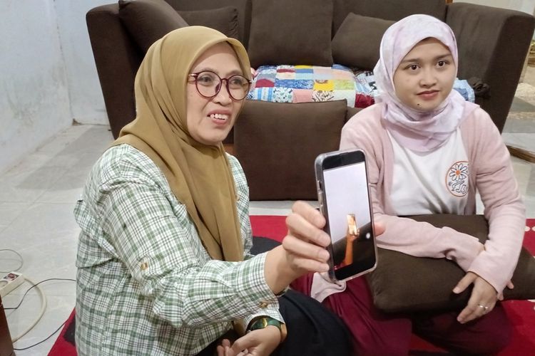 Luapan Lega Ibu Jurnalis Bandung Video Call Anak yang Sempat Ditahan Israel: Tak Sangka Lihat Wajahnya