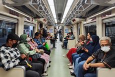 Jajal LRT TMII-Dukuh Atas di Jam Kerja yang Padat Penumpang, Celingak-celinguk Cari Bangku Kosong