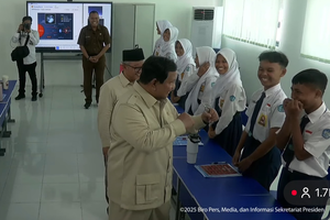 Saat Prabowo Ikut Duduk di Kelas Kimia, Berbincang dengan Guru dan Siswa yang Belajar Pakai Smartboard
