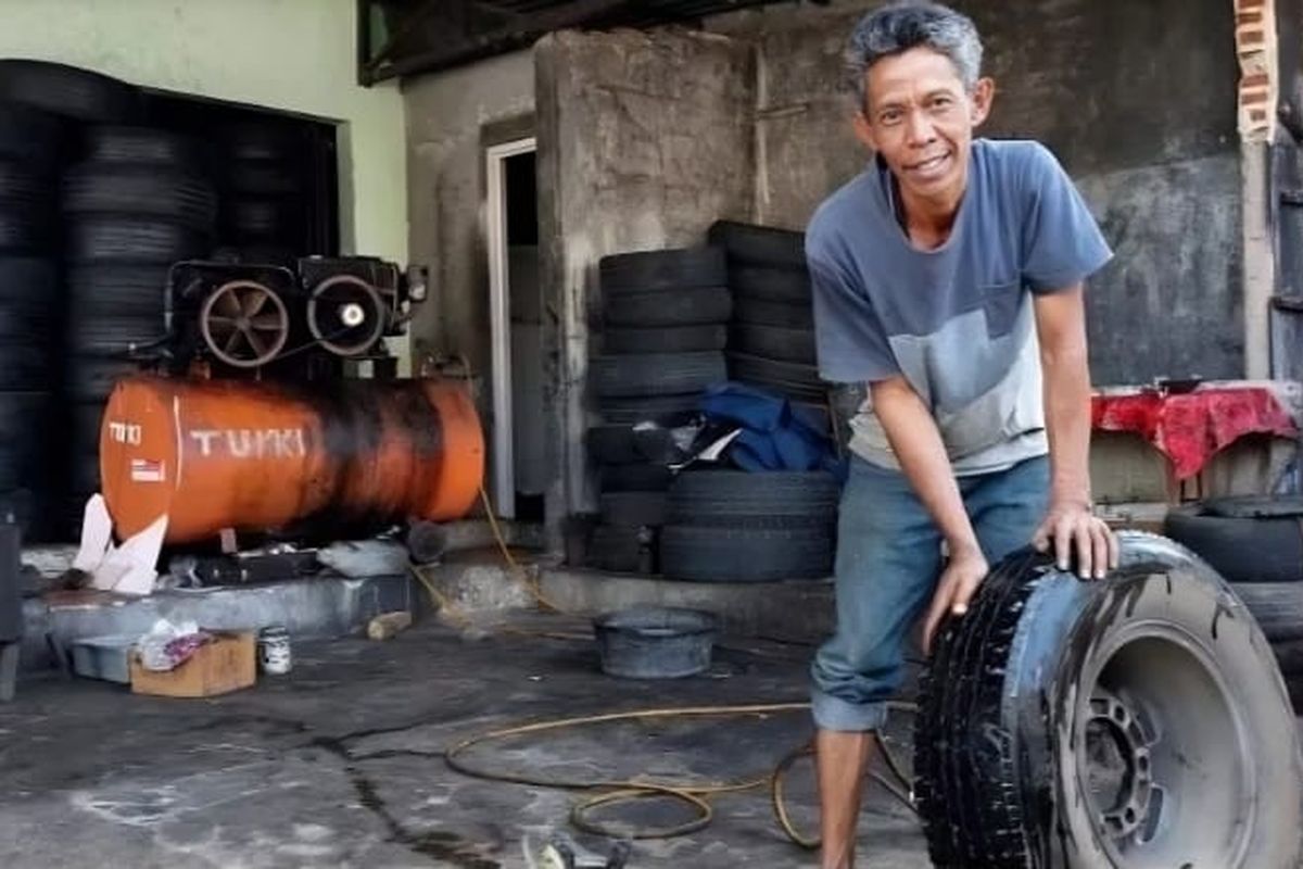 Junaedi (54) mengaku selalu dilingkupi kebahagiaan, meskipun penghasilan sangat terbatas sebagai tukang tambal ban.