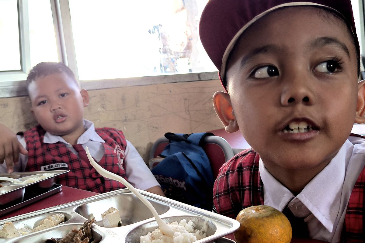 Hari Keenam Program Makan Bergizi di SDN Lengkong Gudang: Sejumlah Siswa Keluhkan Tekstur Daging yang Keras