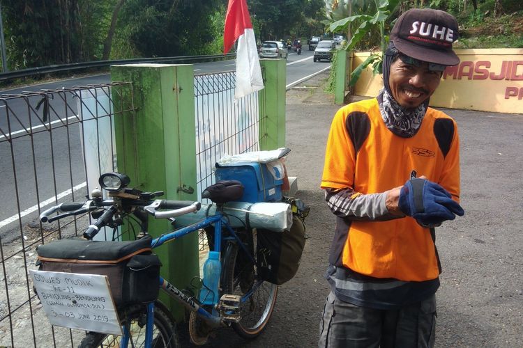 Tamin (48) warga Permata Biru, Cileunyi, Bandung, Jawa Barat, memilih menggunakan sepeda. Saat ditemui di Masjid Al Huda, Patuk, Kabupaten Gunungkidul Senin (3/6/2019)