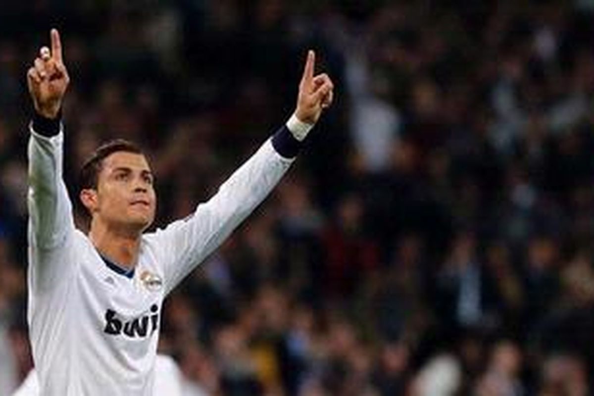 Ekspresi gelandang Real Madrid, Cristiano Ronaldo, setelah mencetak gol ke gawang Manchester United, pada leg pertama 16 besar Liga Champions, di Santiago Bernabeu, Rabu (13/2/2013).