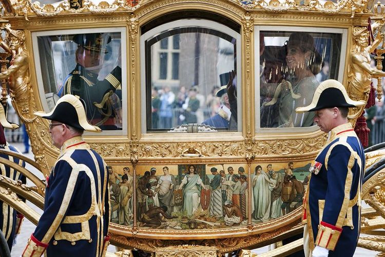 Salah satu sisi kereta emas Belanda atau Gouden Koets menampilkan panel lukisan bernama Hulde der Kolonieen. Lukisan ini menggambarkan kejayaan kerajaan Belanda di zaman kolonial.