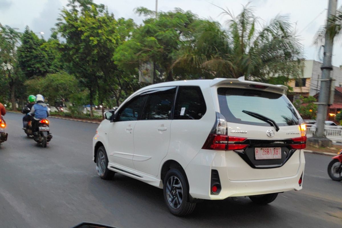 Salah satu gambar kiriman pembaca. New Avanza Veloz tengah diuji jalan di kawasan Kemayoran