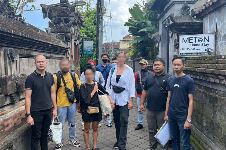 Direktorat Jenderal (Ditjen) Imigrasi, Kementerian Hukum dan Hak Asasi Manusia (Kemenkumham) menangkap tiga warga negara asing (WNA) asal Rusia yang menari dengan pakaian tidak senonoh di salah satu pura di Bali pada Senin (1/5/2023). Sumber: Ditjen Imigrasi