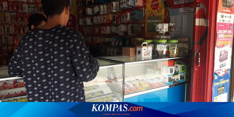 Pura Pura Beli Aksi Pencuri Handphone Di Gerai Pulsa Kramat Jati Terekam Cctv