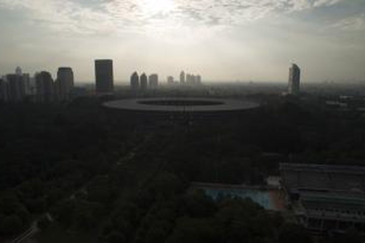Kawasan kompleks Stadion Gelora Bung Karno, dengan latar belakang gedung pencakar langit di Jakarta Selatan, Senin (2/2/2015). KOMPAS.com / FIKRIA HIDAYAT