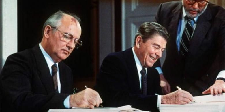 Pemimpin Uni Soviet Mikhail Gorbachev dan Presiden AS Ronald Reagan menandatangani kesepakatan pengendalian persenjataan pada 1987.