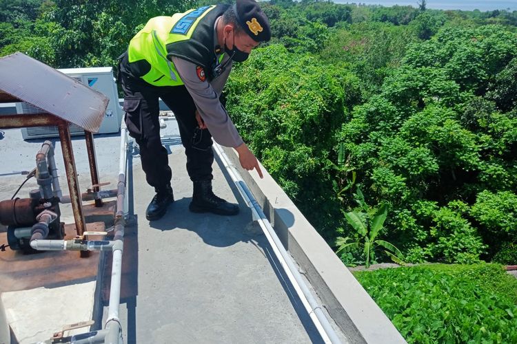 Polisi melakukan olah TKP kejadian pekerja bangunan tewas terjatuh saat mengecat dari lantas 3 di Desa Beraban, Kecamatan Kediri, Kabupaten Tabanan, Provinsi Bali, Kamis (20/10/2022).