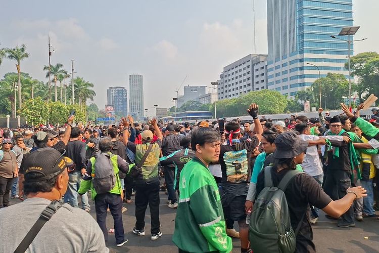 PKL Hendak Diusir di DPR, Massa Demo 27 Agustus Lempar Botol ke Satpol PP-Polisi