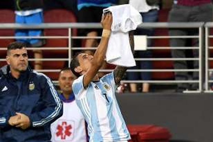 Pemain sayap Argentina, Angel Di Maria, merayakan gol ke gawang Cile pada partai Copa America Grup D di Stadion Levi's, Senin (6/6/2016) waktu setempat atau Selasa pagi WIB.