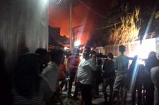 12 Jam Api Tak Padam, Warga Jongkok Bertopang Dagu di Pinggir Jalan