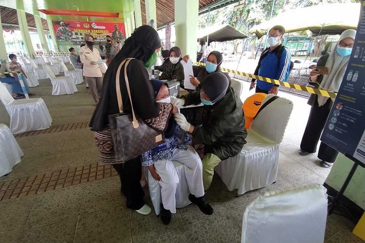 Vaksinasi Covid-19 anak usia 6-11 tahun di RST dr. Soedjono Magelang, Kamis (30/12/2021).