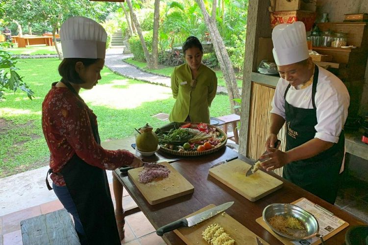 Kelas memasak makanan tradisional Bali di Plataran Canggu Resort & Spa.