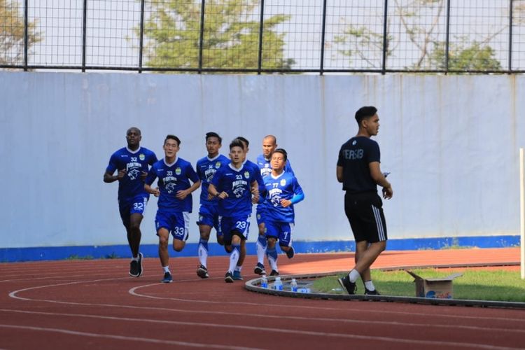 Gelandang Persib Bandung Kim Jeffrey Kurniawan saat berlatih bersama rekan setimnya di Lapangan Arcamanik, Selasa (28/8/2018). Ia siap merumput usai sembuh dari cedera patah tulang fibula. 