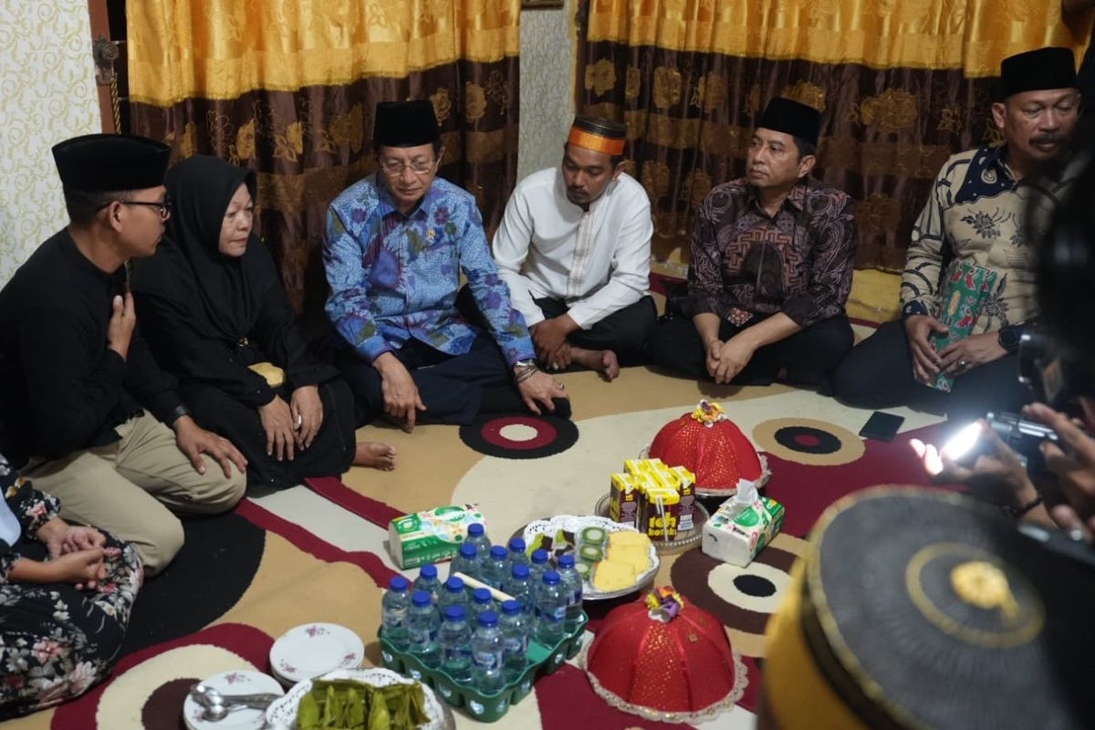 Menteri Agama Nasaruddin Umar mengunjungi rumah duka korban meninggal kebakaran gedung DPRD Kota Makassar, Minggu (31/8/2025) malam.
