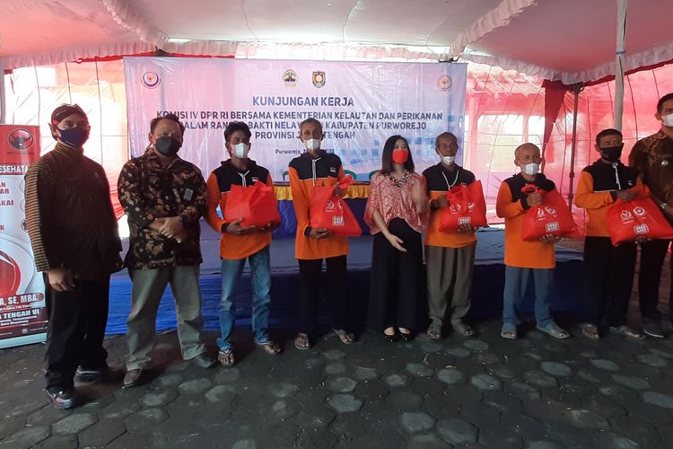 Anggota Komisi IV DPR RI berfoto bersama nelayan saat melakukan kunjungan kerja bersama Kementerian Kelautan dan Perikanan di TPI Pantai Kertojayan Kecamatan Grabag Purworejo