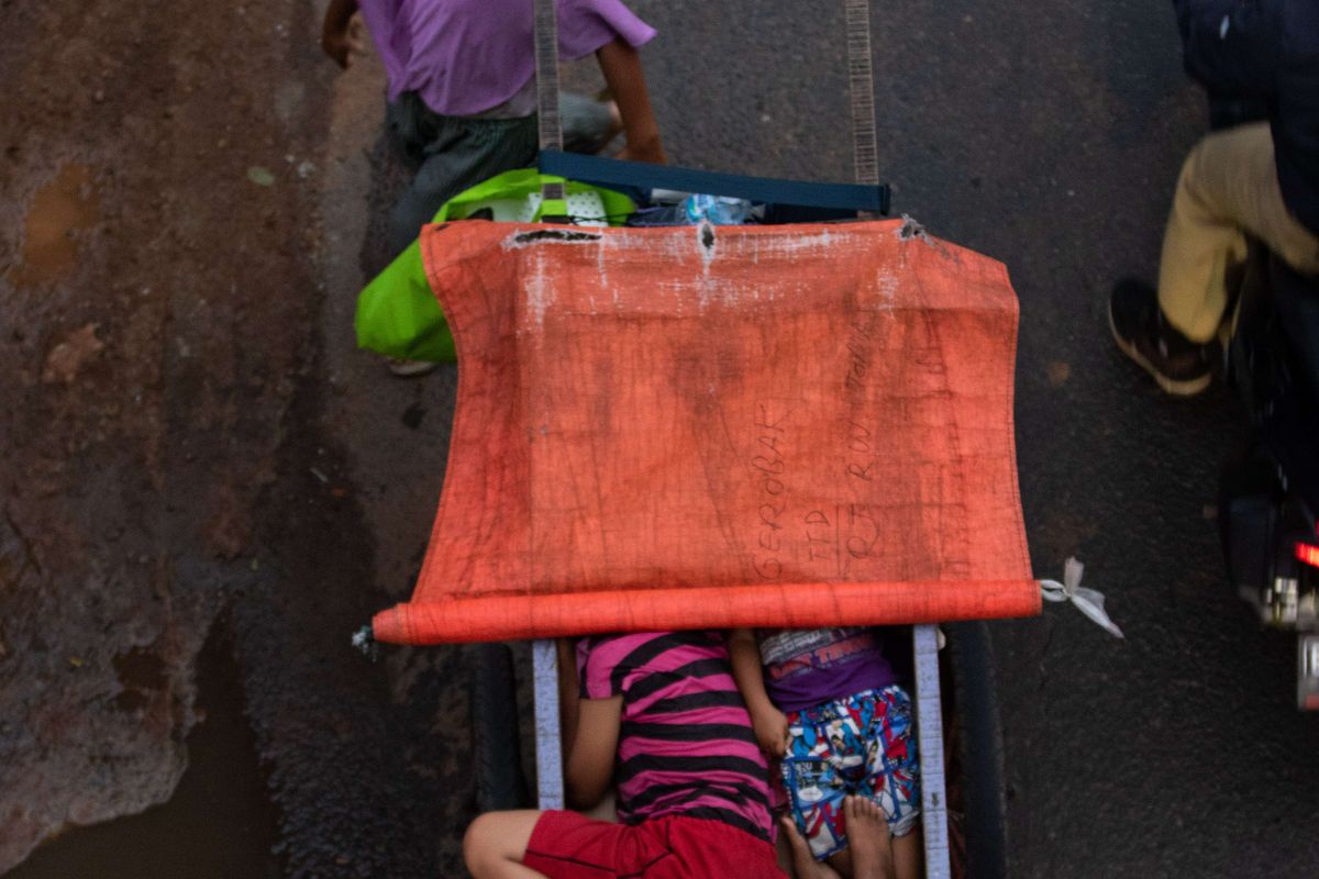 Manusia gerobak melintas di Jalan Gatot Subroto, Jakarta, Selasa (5/1/2021). Kelompok masyarakat rentan, seperti pemulung, gelandangan, pengemis, dan korban PHK adalah kelompok masyarakat yang paling rentan penularan virus Covid-19.
