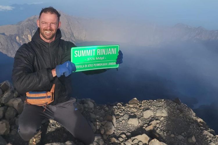 Paul Farrell, pendaki Gunung Rinjani asal Irlandia, yang hampir bernasib sama dengan Juliana Marins. Beruntung ia bisa diselamatkan setelah terjatuh 200 meter di medan yang curam.