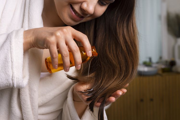 Ilustrasi merawat rambut dengan vitamin.