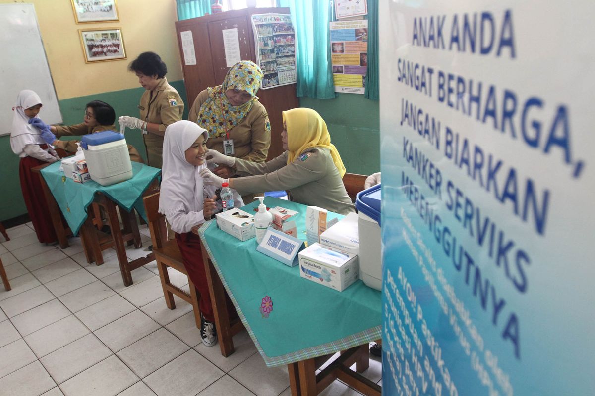 Seorang anak mendapatkan suntikan vaksin Human Pamillomavirus (HPV) saat kegiatan Bulan Imunisasi Anak sekolah (BIAS) di SDN 11 Pagi, Lubang Buaya, Jakarta Timur, Selasa (4/10). Kegiatan ini untuk mewujudkan Indonesia bebas dari kanker serviks. TRIBUNNEWS/HERUDIN