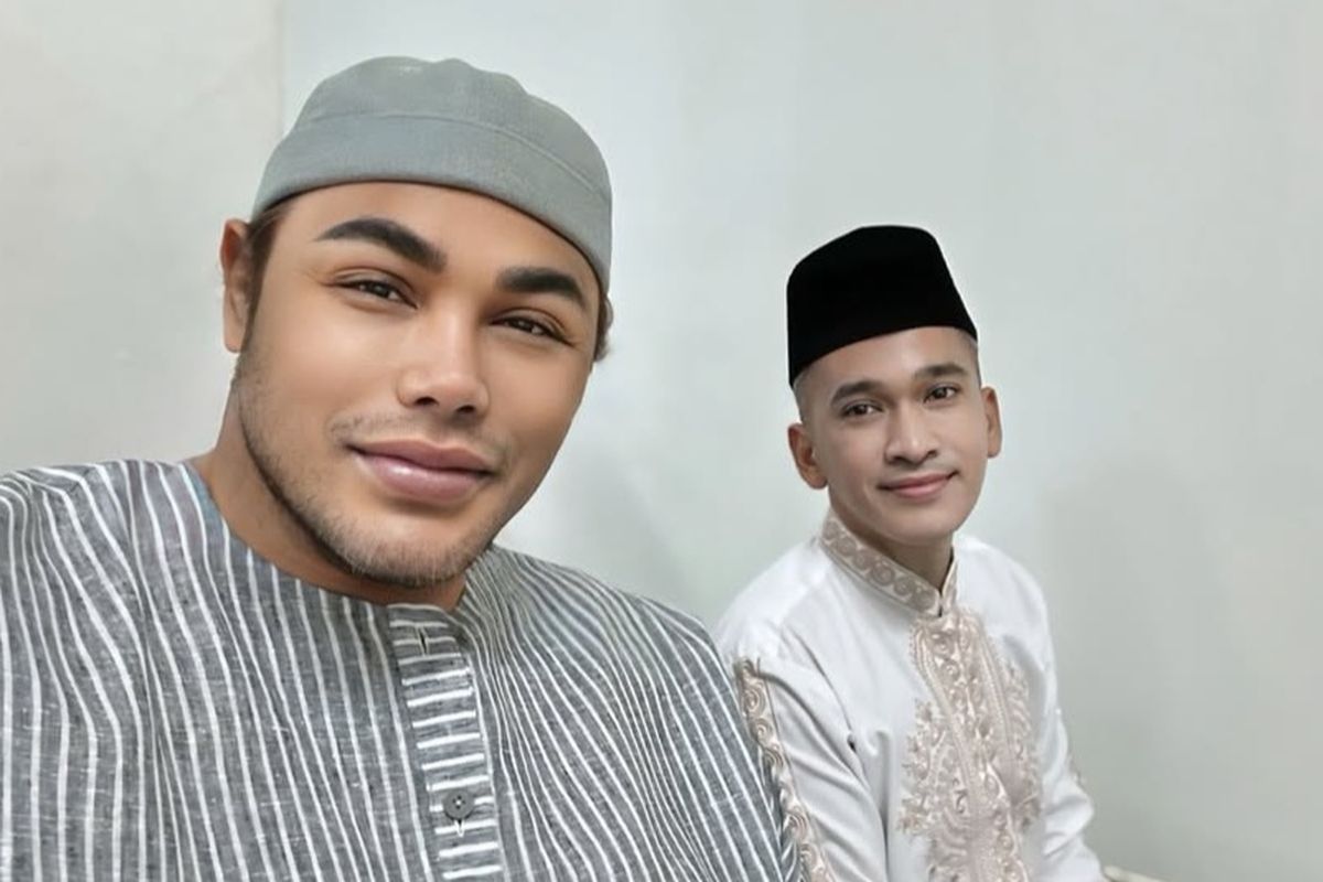 Presenter Ruben Onsu (kanan) diajak berfoto selfie dengan sahabatnya, presenter Ivan Gunawan saat shalat ied Hari Raya Idul Fitri 1446 H, Senin (31/3/2025).