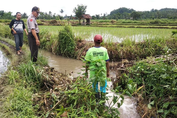 Foto Dokumentasi Polsek Kalisat: Polsek Kalisat saat mendatangi lokasi penemuan bayi yang sudah meninggal di Kabupaten Jember 