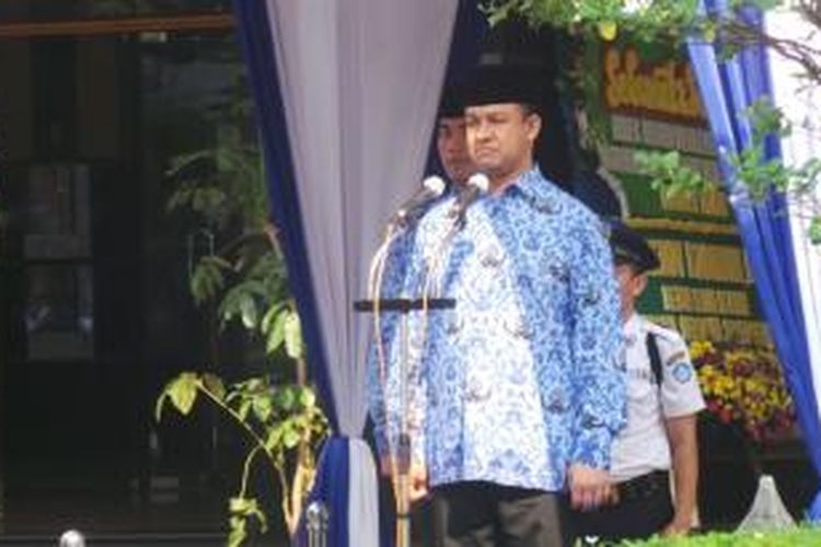 Menteri Kebudayaan, Pendidikan Dasar dan Menengah Anies Baswedan memimpin upcara memperingati Sumpah Pemuda, Selasa (28/10/2014), di Kementerian Penddikan dan Kebudayaan, Jakarta. 