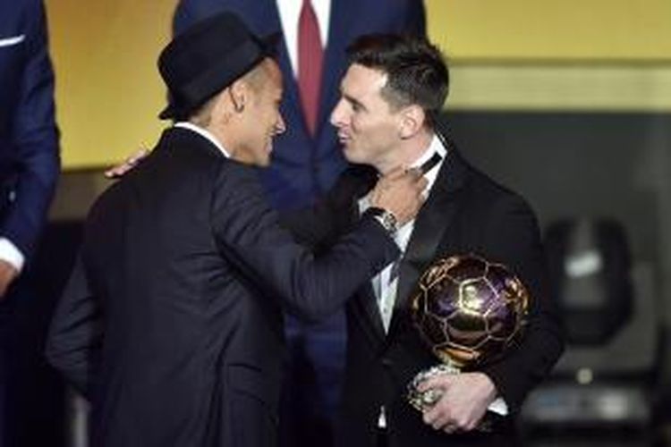 Neymar (kiri) menyampaikan ucapan selamat kepada Lionel Messi yang berhasil meraih gelar FIFA Ballon d'Or 2015 di Zurich, Swiss, Senin (11/1/2016) atau Selasa dini hari WIB.