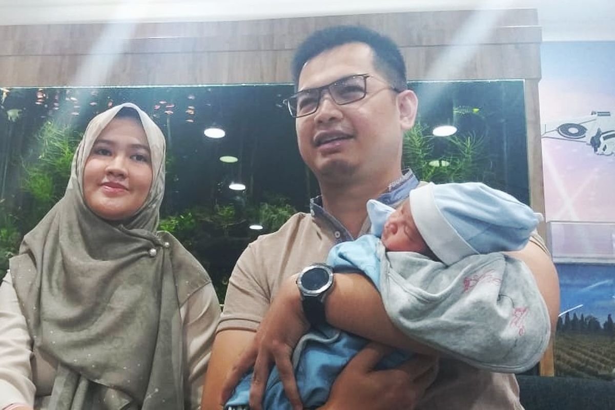 Artis peran Tommy Kurniawan bersama istrinya Lisya Nurrahmi dan putra mereka Muhammad Abqory Aldeebaran Kurniawan saat ditemui di Rumah Sakit Ibu dan Anak Brawijaya, Kebayoran Baru, Jakarta Selatan, Jumat (21/6/2019).