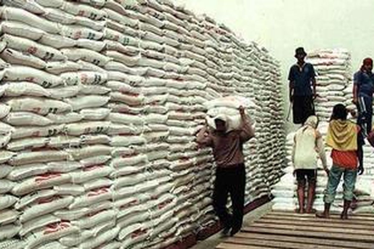 Perum Bulog Sub Divre Malang mendatangkan sekitar 6.500 ton beras dari luar wilayah kerjanya untuk menjaga ketersediaan pangan pada awal 2011. Dengan beras tambahan itu, Perum Bulog Sub Divre Malang akan memiliki stok pangan sebanyak 12.000 ton awal 2011. 