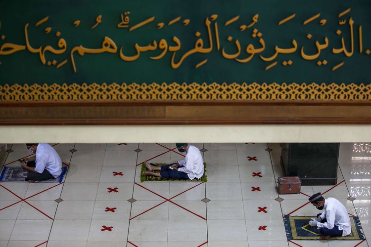 Umat Muslim menunaikan shalat Jumat di Masjid Agung Al-Barkah, Kota Bekasi, Jawa Barat, Jumat, (29/5/2020). Kota Bekasi menjajaki hidup normal baru atau new normal dengan mengizinkan warganya kembali menggelar shalat Jumat di masjid di 50 kelurahan zona hijau atau bebas Covid-19 pada Jumat (29/5/2020). Shalat Jumat digelar dengan protokol ketat pencegahan Covid-19 dan hanya diikuti terbatas oleh warga yang bermukim di sekitar masjid.