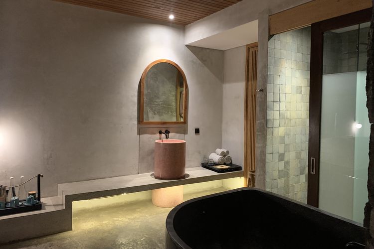 Fasilitas bak mandi, toilet, dan kaca rias di kamar hotel tipe Deluxe Lake View di Desa Oculus, Kintamani, Bali.