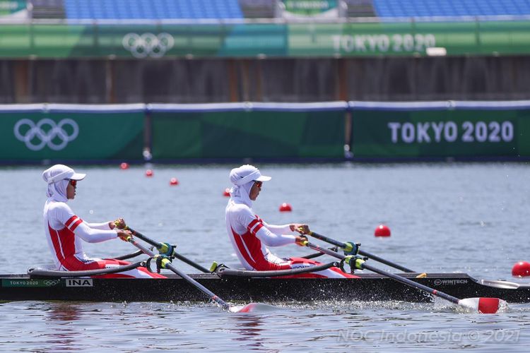 Melani Putri dan Mutiara Rahma Putri saat bertanding di nomor Women's Ligtweight Double Sculls cabang dayung Olimpiade Tokyo 2020.